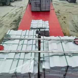 山西 芝麻白仿形加直形路沿石出货日常