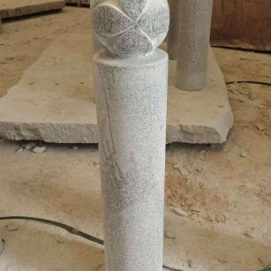 山西 芝麻白花岗岩石材挡车石柱、停车柱、圆柱挡车柱、方柱挡车柱等