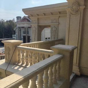 山西 黄金麻别墅外墙干挂雕花配合阳台栏杆花瓶柱