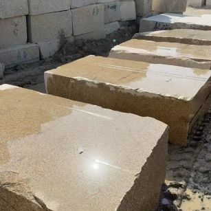 山西 黄金麻方料堆场洗料分选中，原材料充足