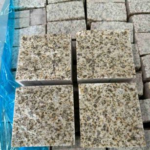 山西 黄金麻花岗岩自然面小方块，弹石，马蹄石等