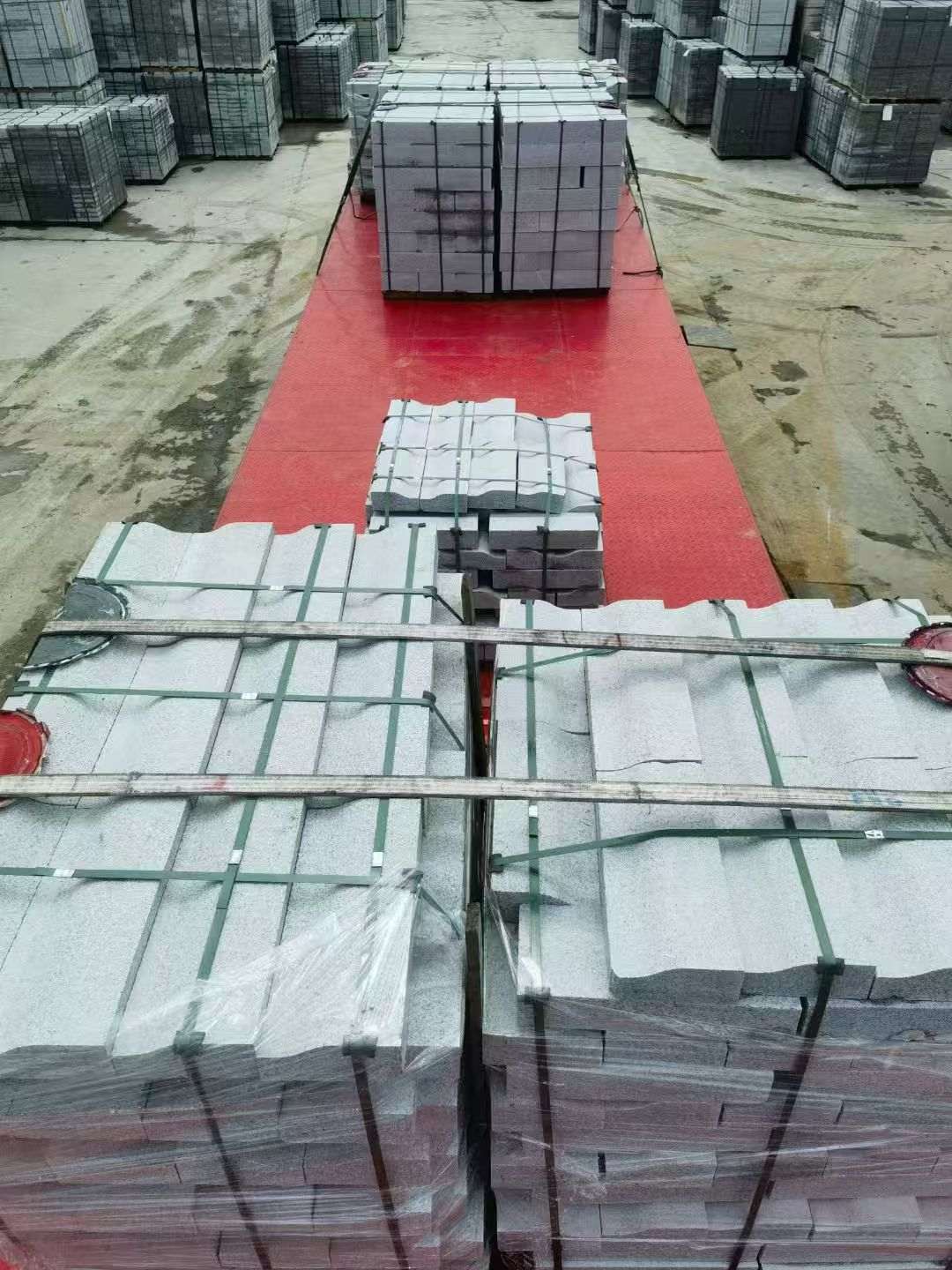 山西 芝麻白仿形加直形路沿石出货日常