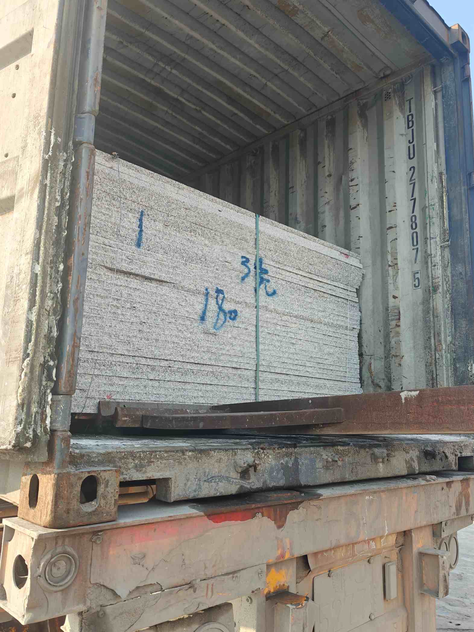 山西 芝麻白花岗岩石材3.0公分光面毛板装柜出货