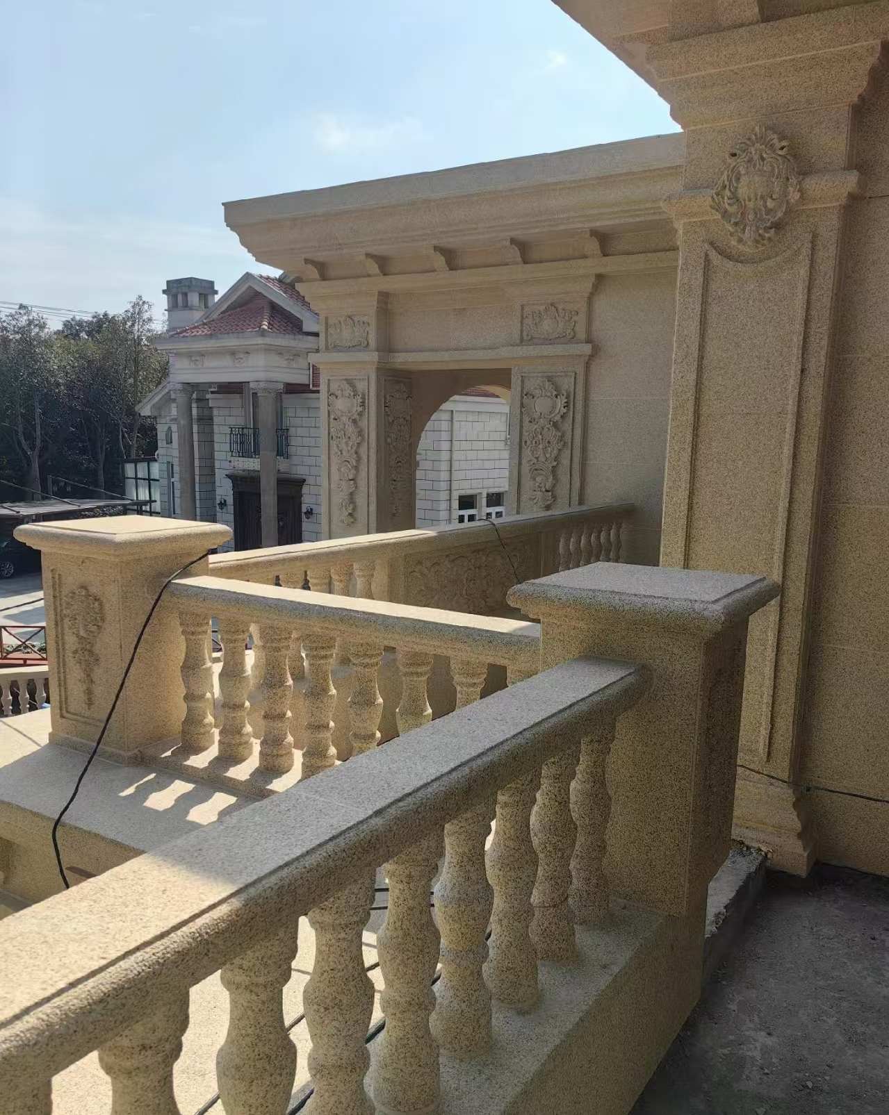 山西 黄金麻别墅外墙干挂雕花配合阳台栏杆花瓶柱