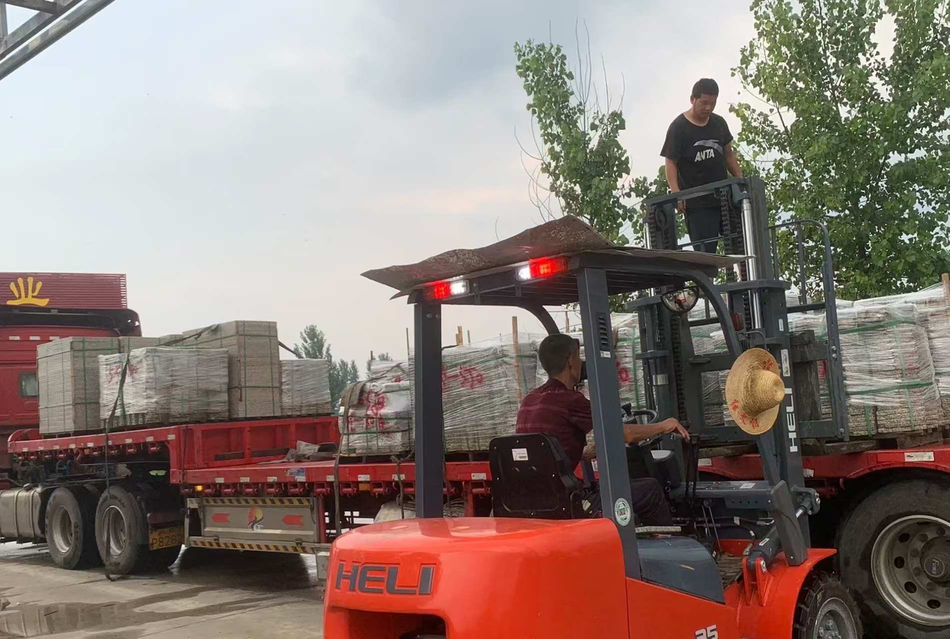 山西 黄金麻冰裂纹，地铺石装车