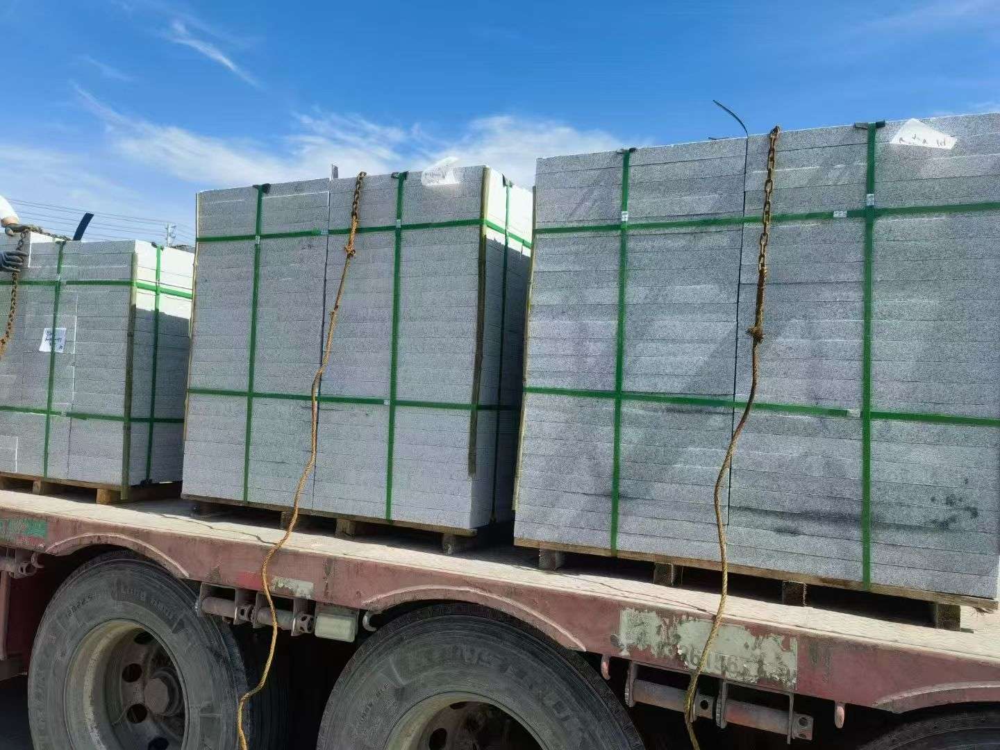 山西 芝麻白花岗岩地铺石装车日常