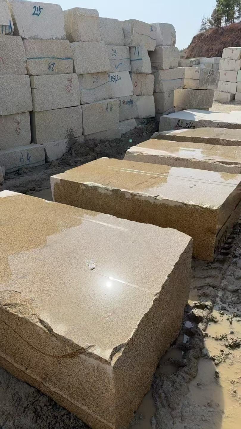 山西 黄金麻方料堆场洗料分选中，原材料充足