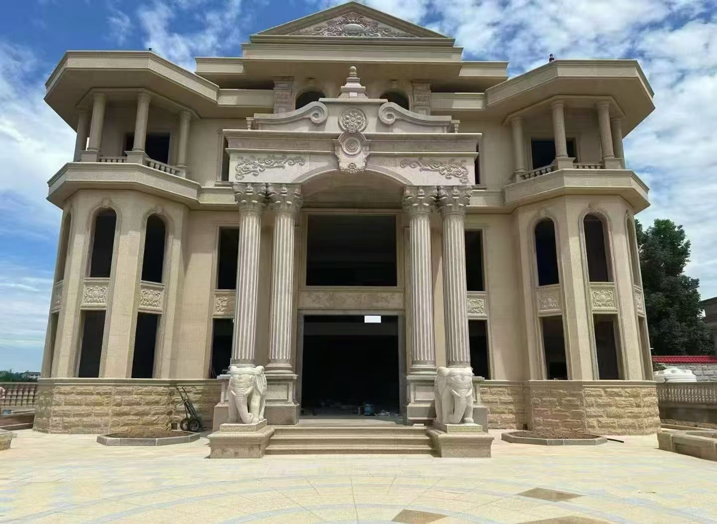 山西 黄金麻别墅外墙干挂，大柱，大象，蘑菇石，雕花板