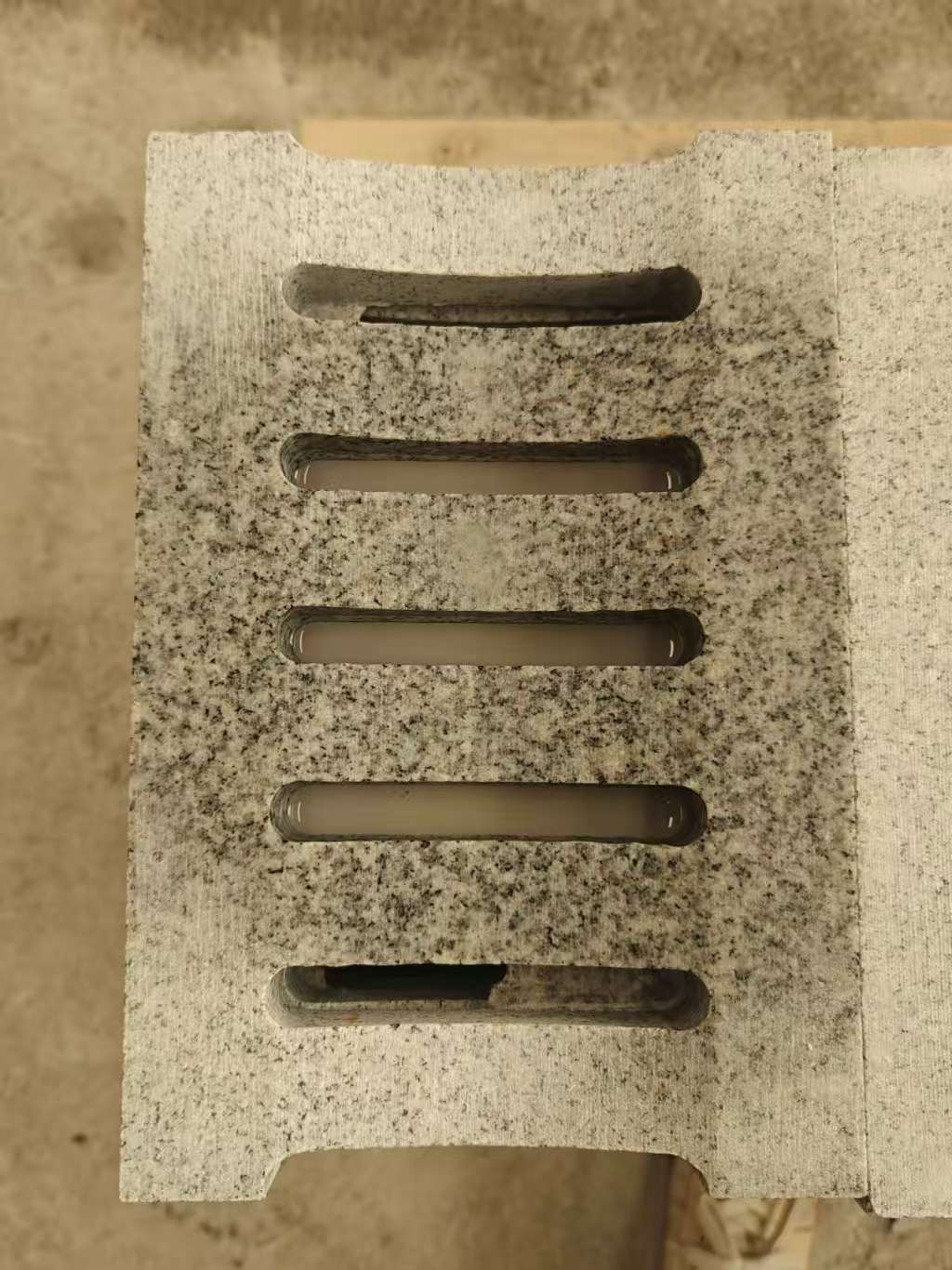 山西 芝麻白拉丝面花岗岩U型开槽排水槽