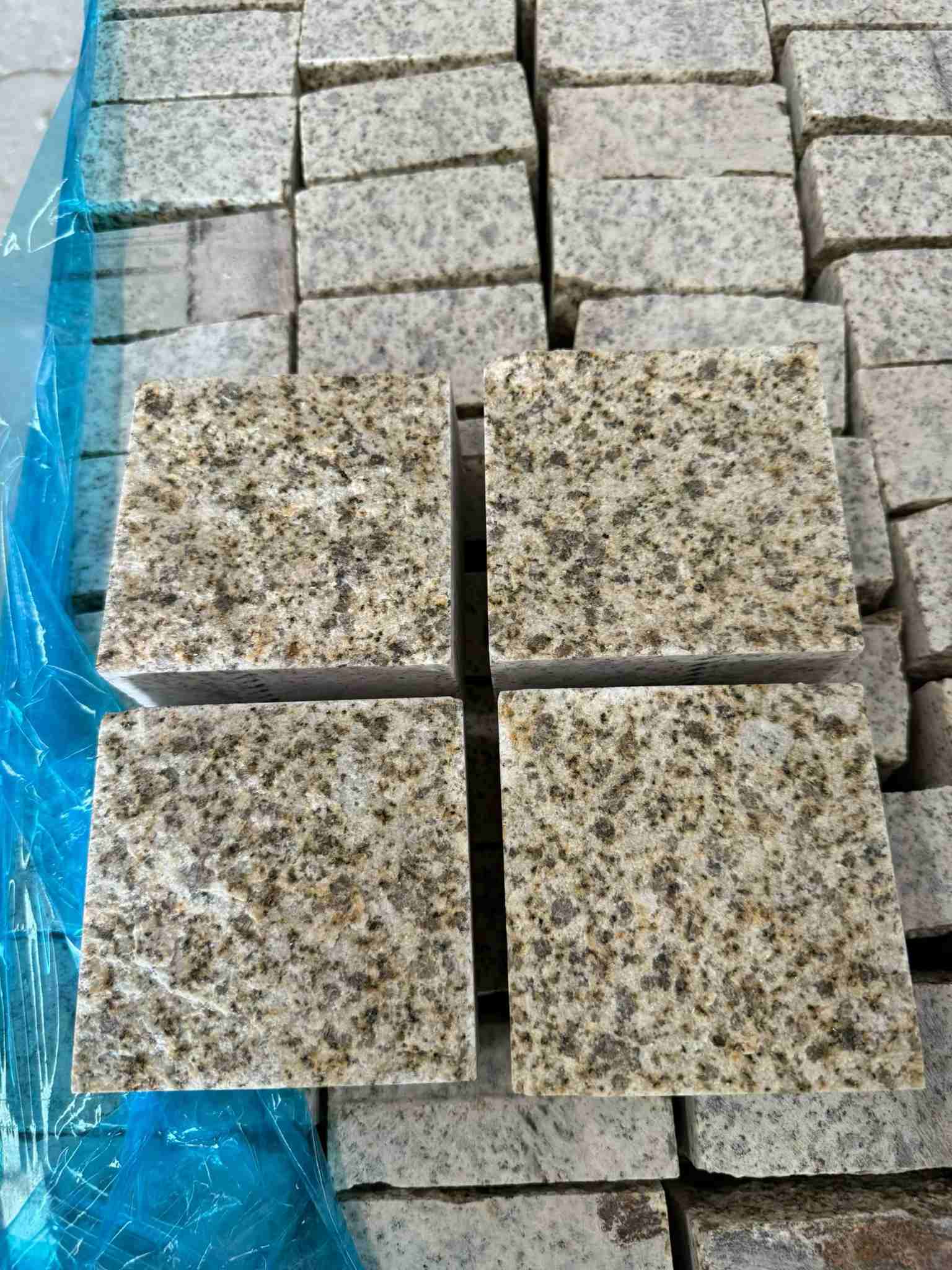 山西 黄金麻花岗岩自然面小方块，弹石，马蹄石等