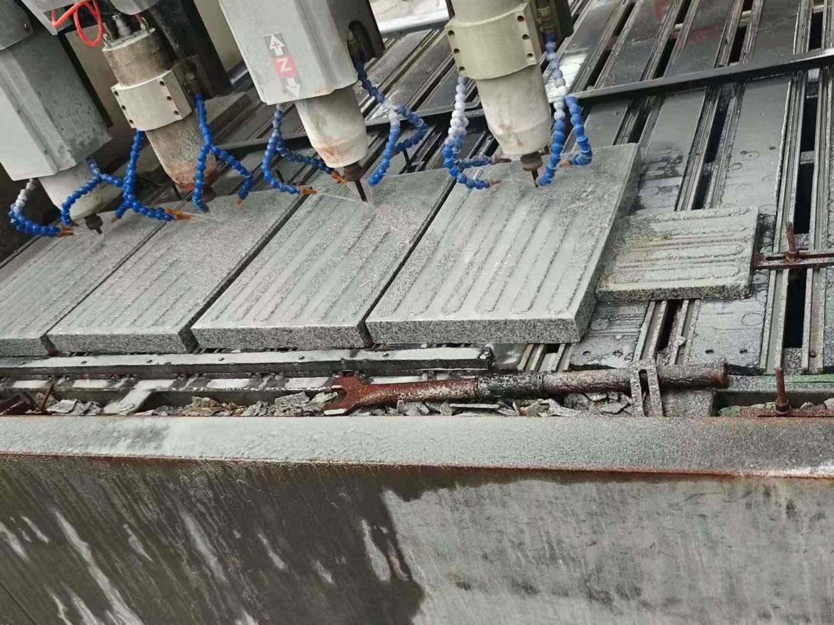 山西 芝麻白花岗岩荔枝面盲道雕刻