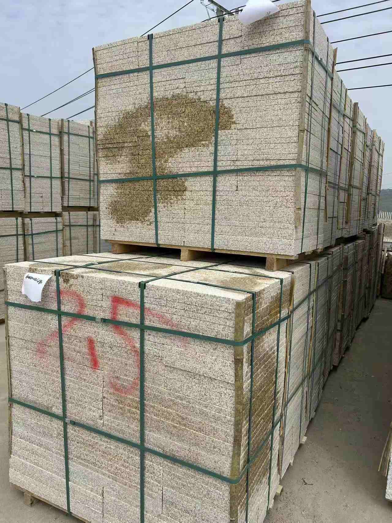 山西 黄金麻花岗岩石材荔枝面地铺石2.5*300*600