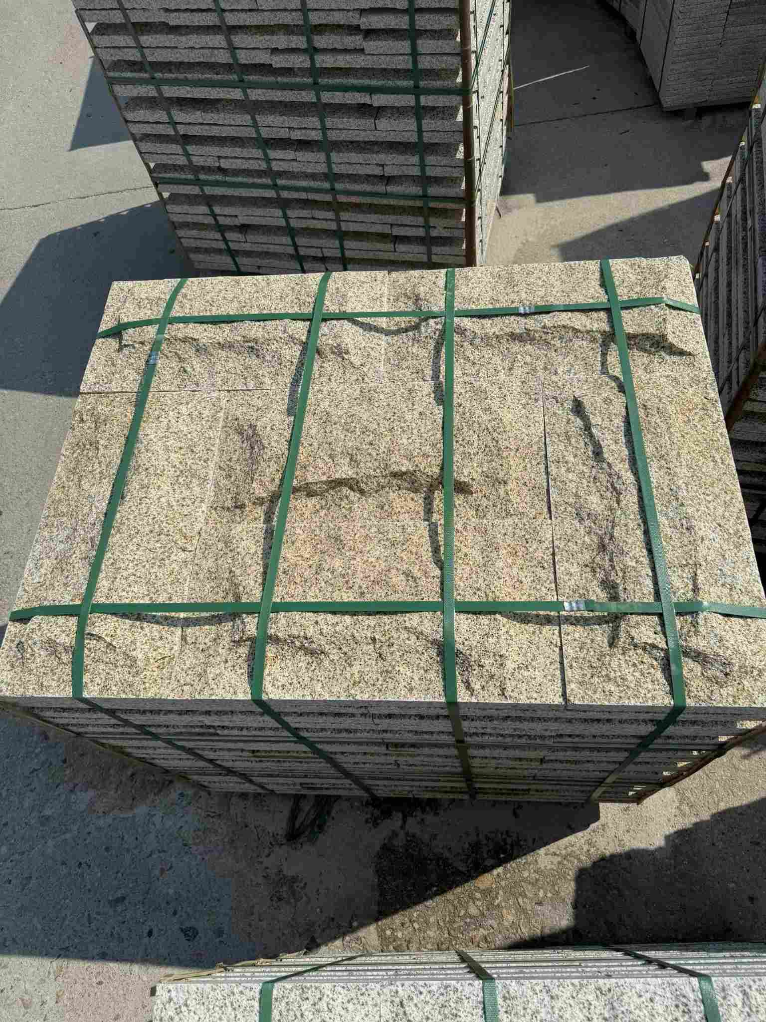 山西 黄金麻花岗岩石材自然面蘑菇石成品