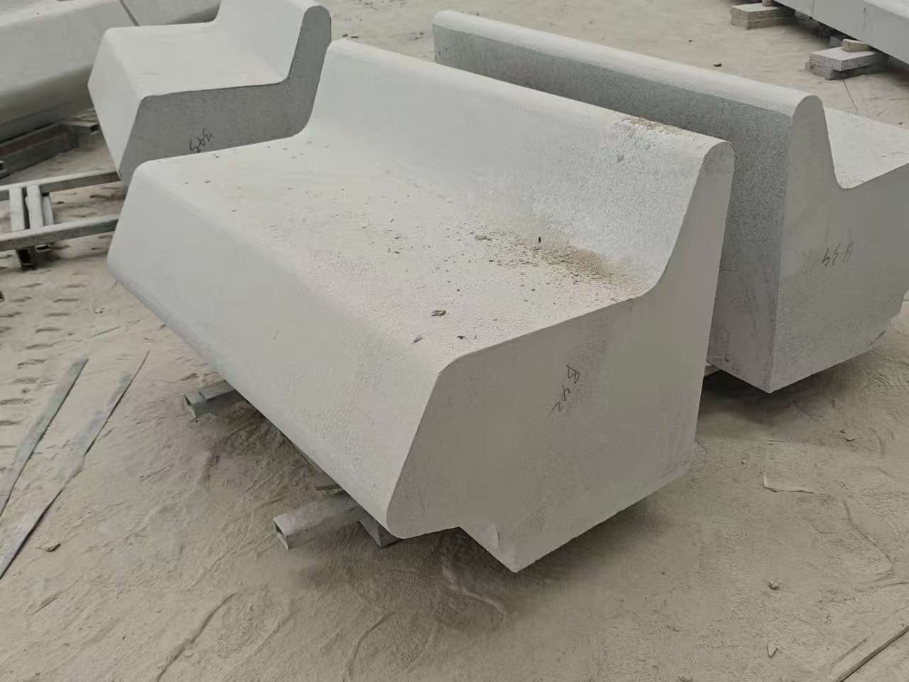 山西 芝麻白花岗岩异形坐凳，石凳