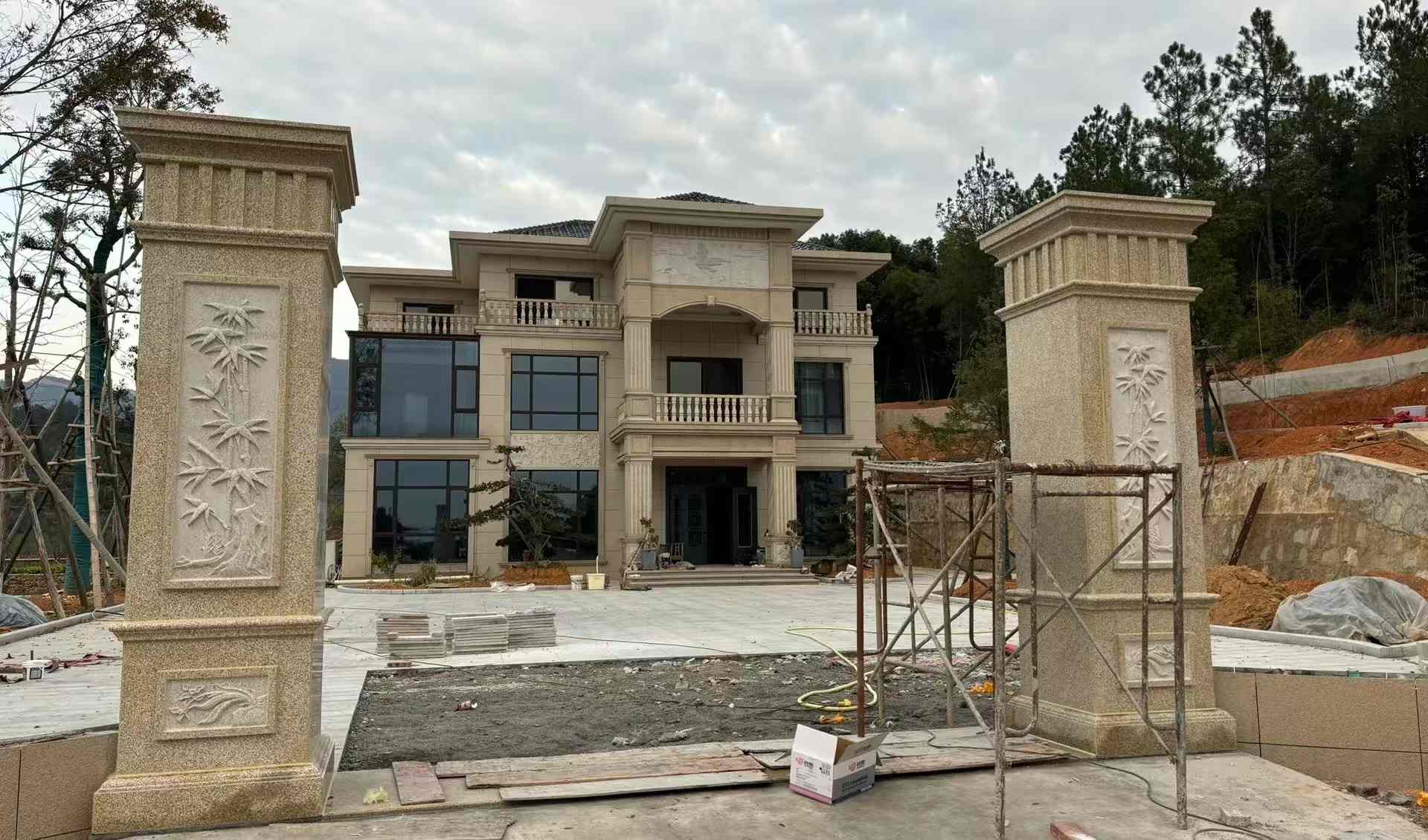 山西 黄金麻花岗岩别墅雕花外墙干挂配上门口雕花罗马柱