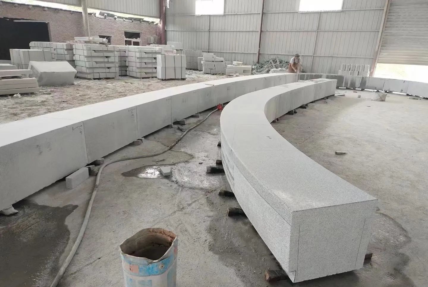 山西芝麻白花岗岩石板材 园林光面弧形坐凳