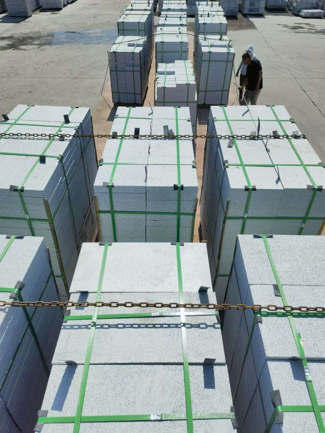 山西 芝麻白花岗岩5公分地铺石 花岗岩厂家工厂装车日常